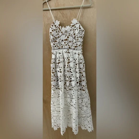 Stunning Roselani Lace Overlay Cocktail Dress. - Picture 6 of 14